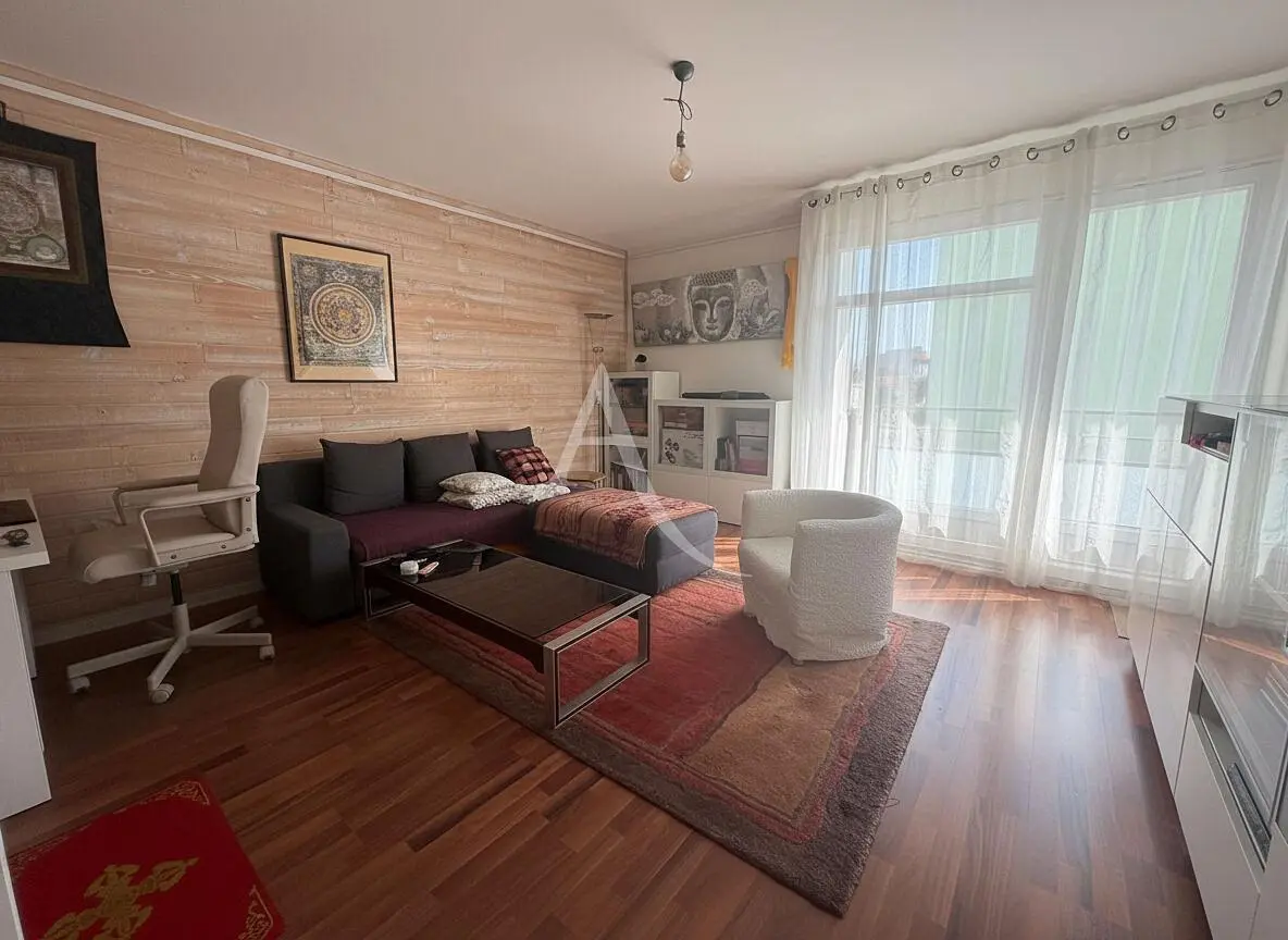 Woonkamer; houten vloer, natuurlijk licht, moderne stijl