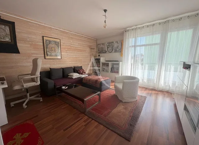 Living room; wood floor, natural light, modern style