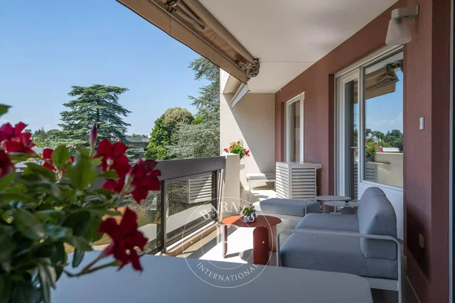 Balcony; view, natural light