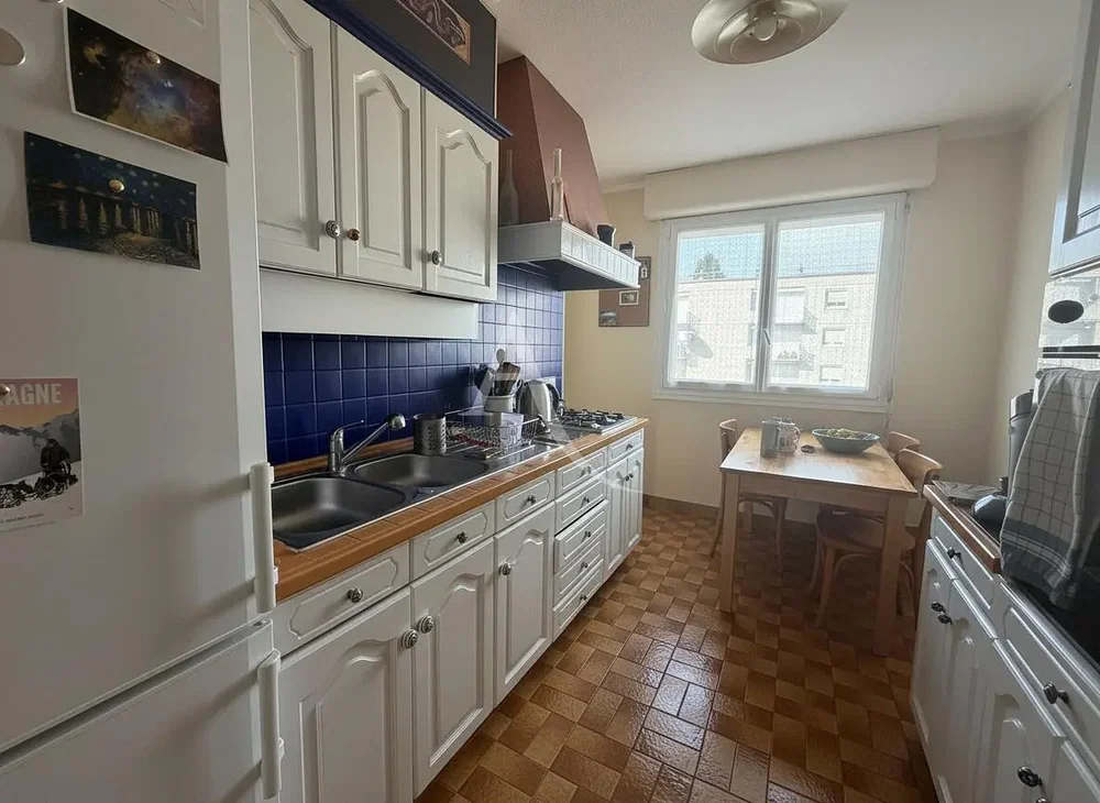 Keuken; keukenapparatuur, natuurlijk licht, tegelvloer