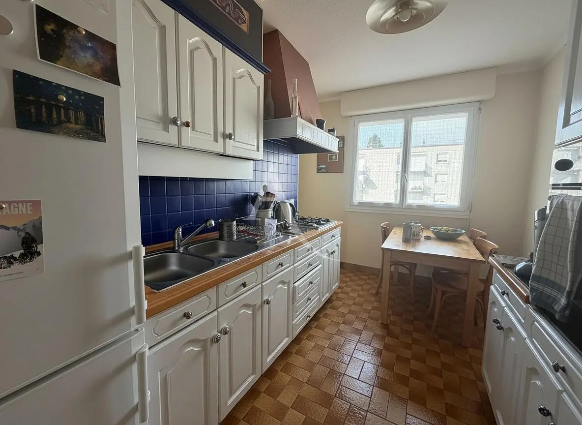 Keuken; keukenapparatuur, natuurlijk licht, tegelvloer