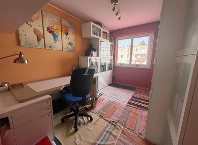 Kinderkamer; natuurlijk licht, houten vloer