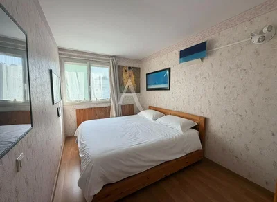 Slaapkamer; houten vloer, natuurlijk licht