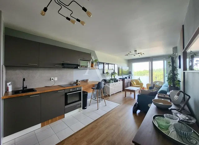 Keuken; keukenapparatuur, houten vloer, natuurlijk licht, moderne stijl