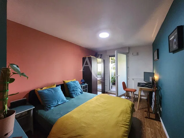 Slaapkamer; natuurlijk licht, houten vloer