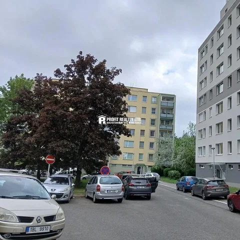 Къща и околности