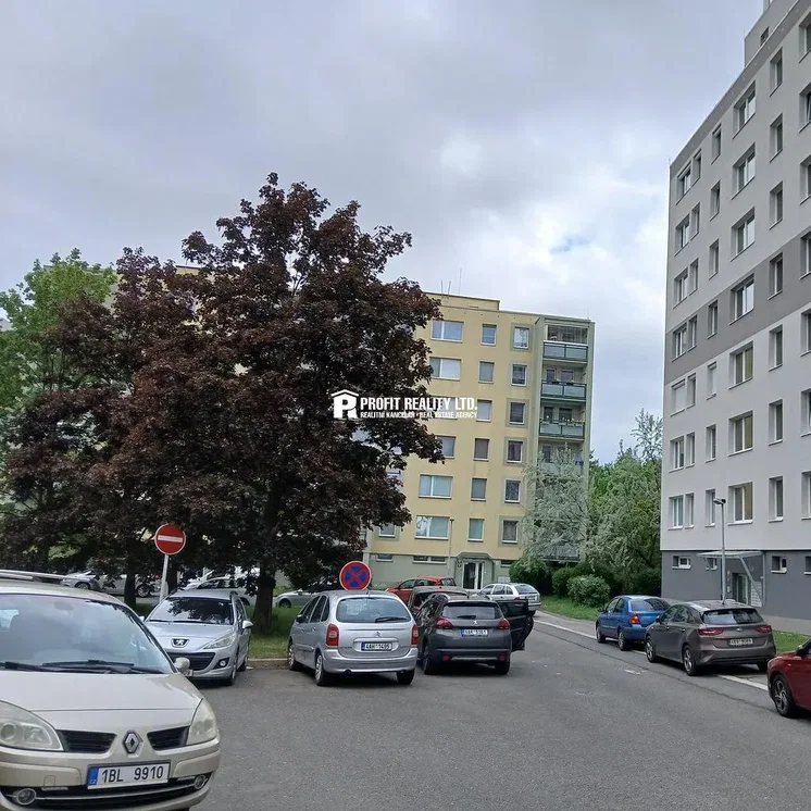 Къща и околности