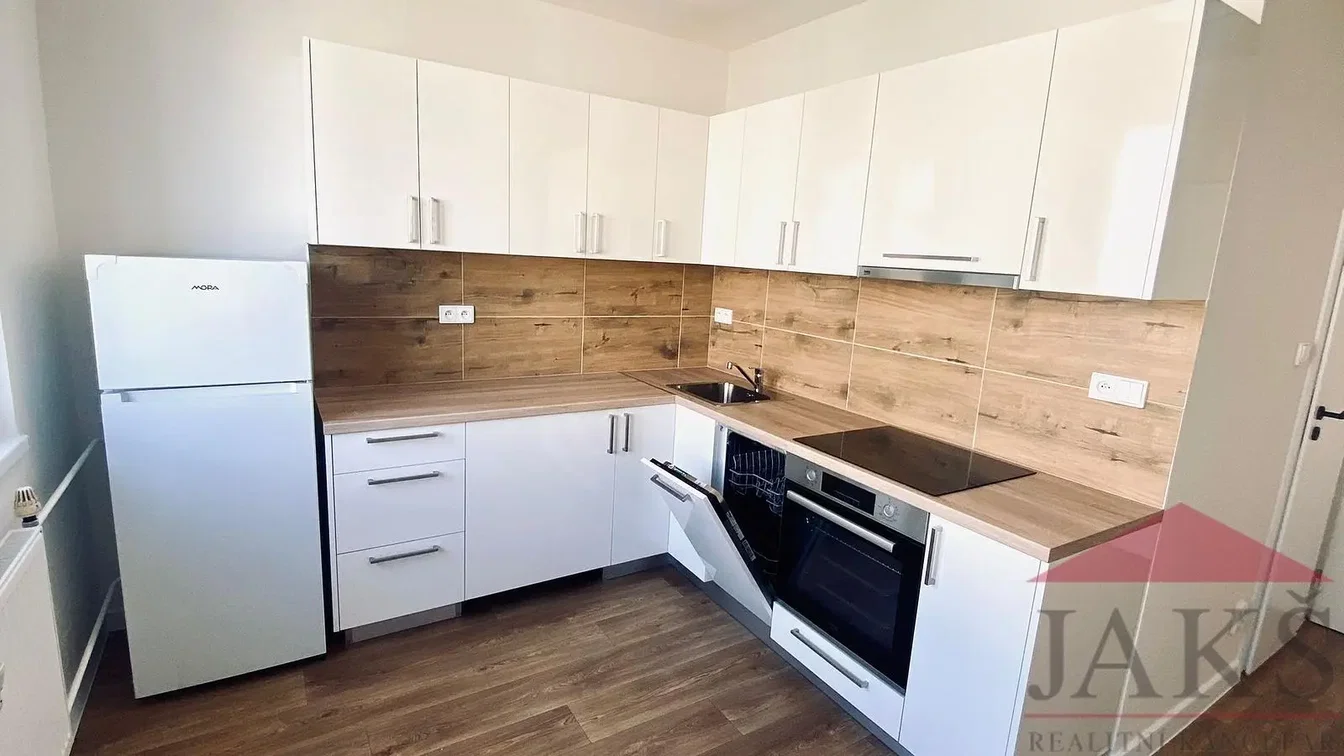 Keuken; keukenapparatuur, houten vloer, natuurlijk licht