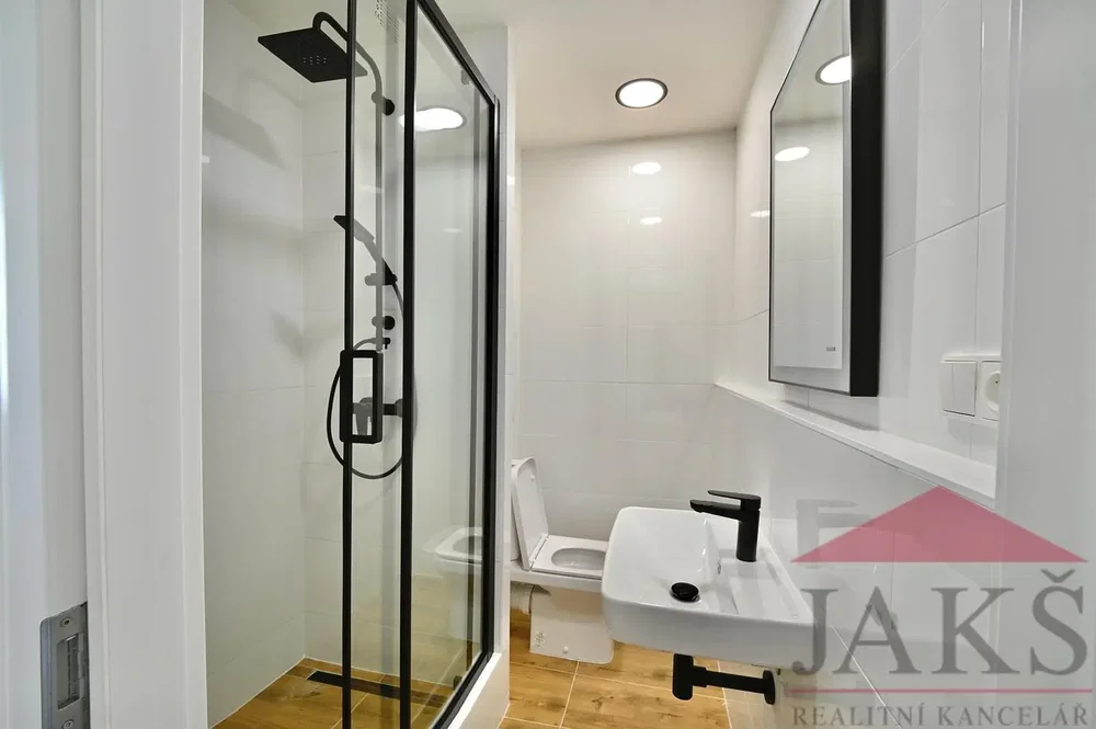 Toilet; tegelvloer, gerenoveerd, natuurlijk licht