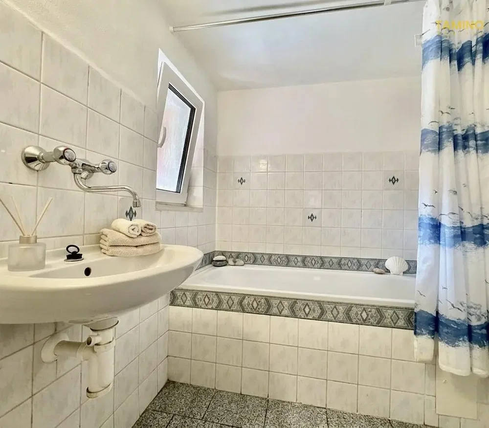Banyo; fayans zemin, doğal ışık