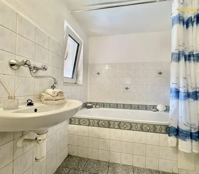 Banyo; fayans zemin, doğal ışık