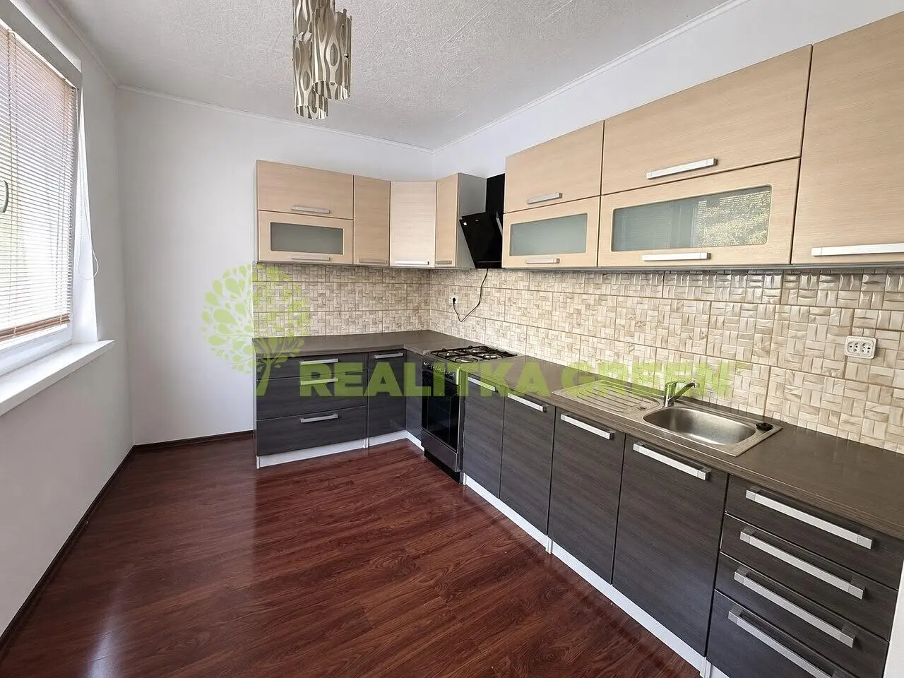 Cuisine; électroménager, carrelage, parquet, lumière naturelle
