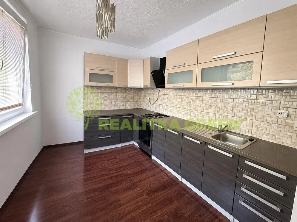 Cuisine; électroménager, carrelage, parquet, lumière naturelle