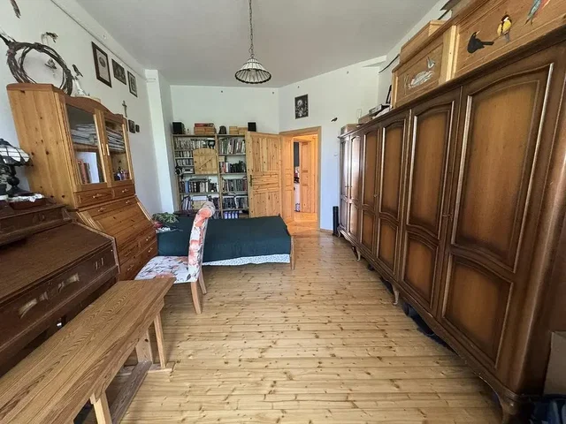 Дневна соба; дрвени под, дрвене греде, рустикални стил, природно светло