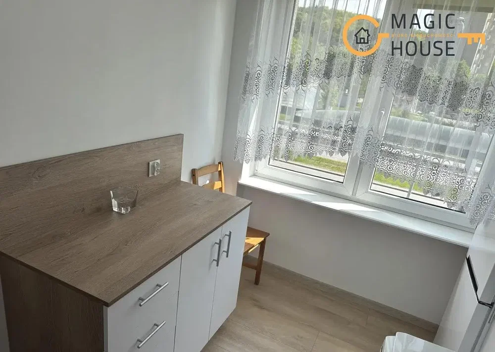 Kuhinja; kuhinjski aparati, prirodno svjetlo, renoviran