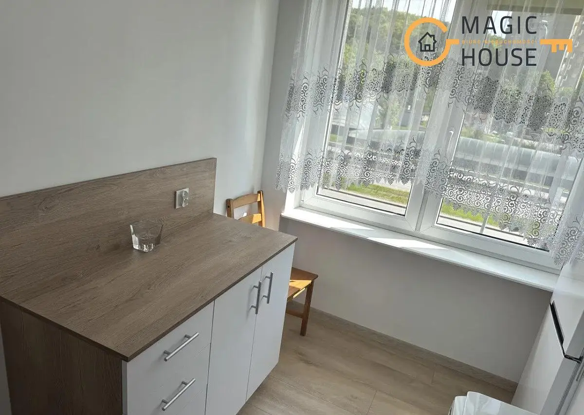 Kuhinja; kuhinjski aparati, prirodno svjetlo, renoviran