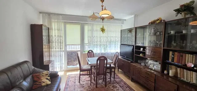 Woonkamer; natuurlijk licht, houten vloer