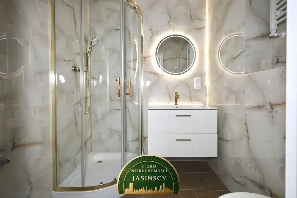 Banyo; tadilatlı, fayans zemin, doğal ışık
