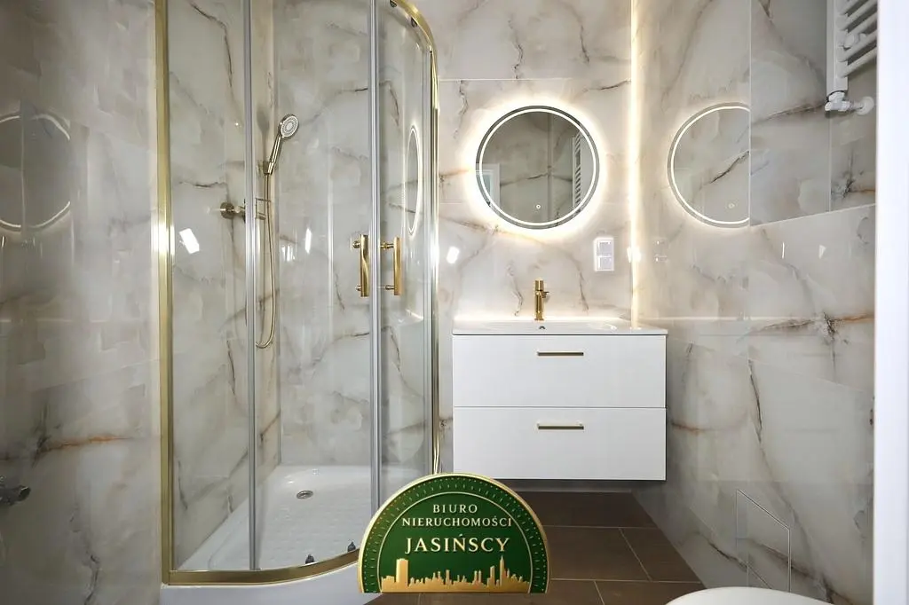 Banyo; tadilatlı, fayans zemin, doğal ışık