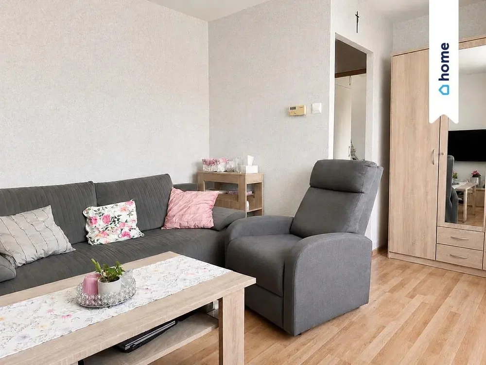 Oturma odası; ahşap zemin, doğal ışık, modern stil