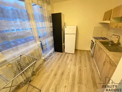Кухиња; кухињски апарати, дрвени под, природно светло