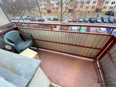 Балкон; плочице, потребна реновација
