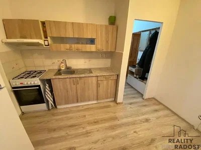 Кухиња; кухињски апарати, дрвени под, потребна реновација