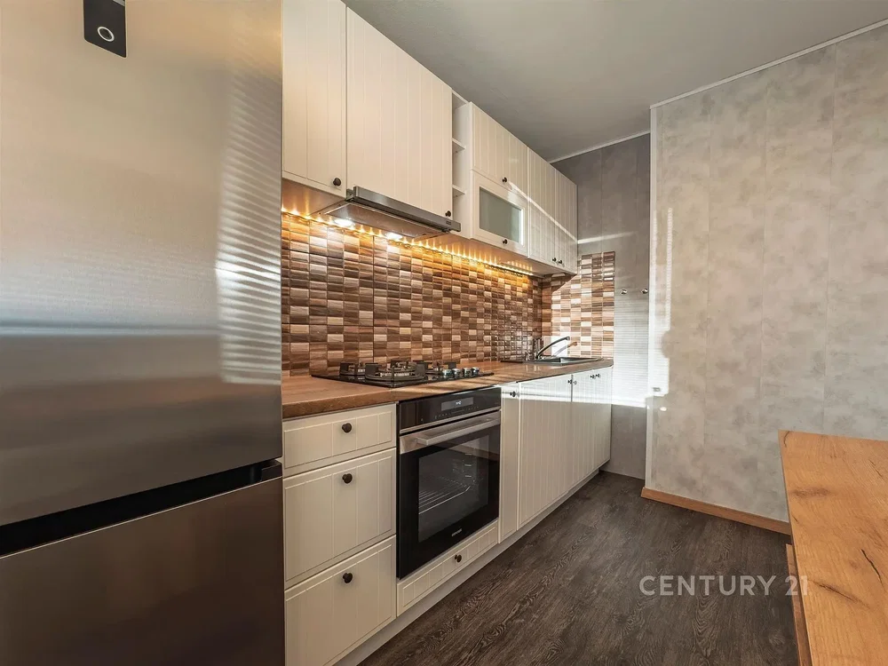 Cuisine; électroménager, parquet, lumière naturelle, rénové