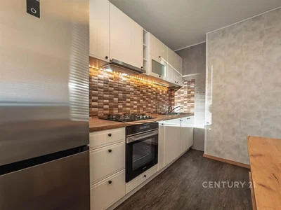 Cuisine; électroménager, parquet, lumière naturelle, rénové