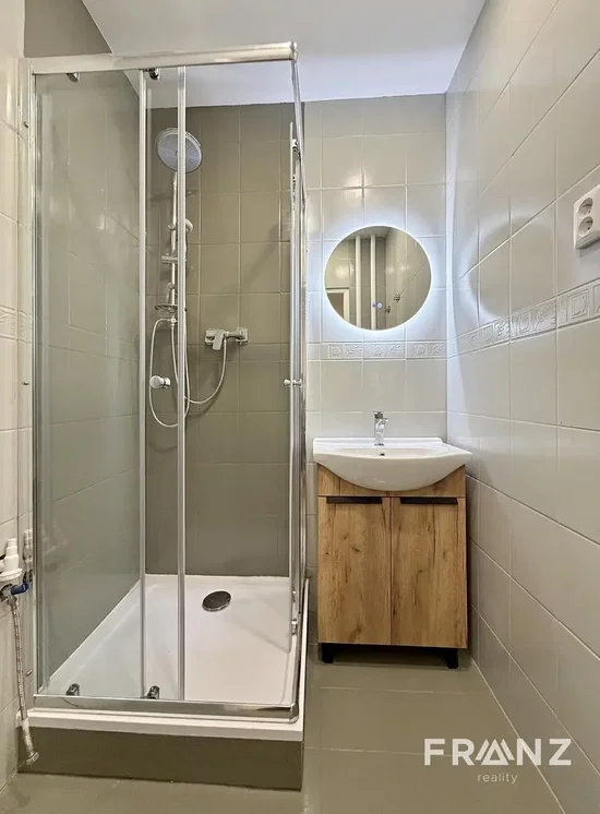 Toilet; tegelvloer, gerenoveerd, natuurlijk licht