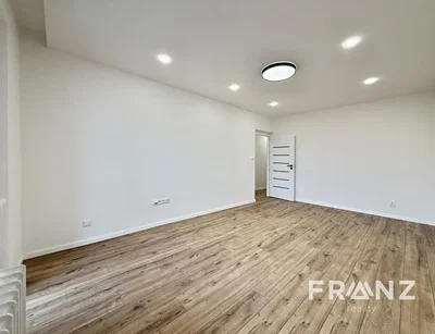 Woonkamer; houten vloer, natuurlijk licht