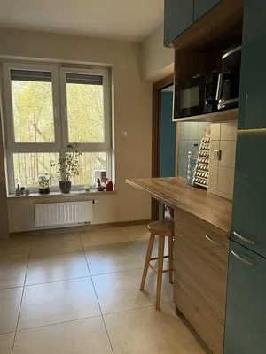 Mutfak; fayans zemin, mutfak aletleri, doğal ışık