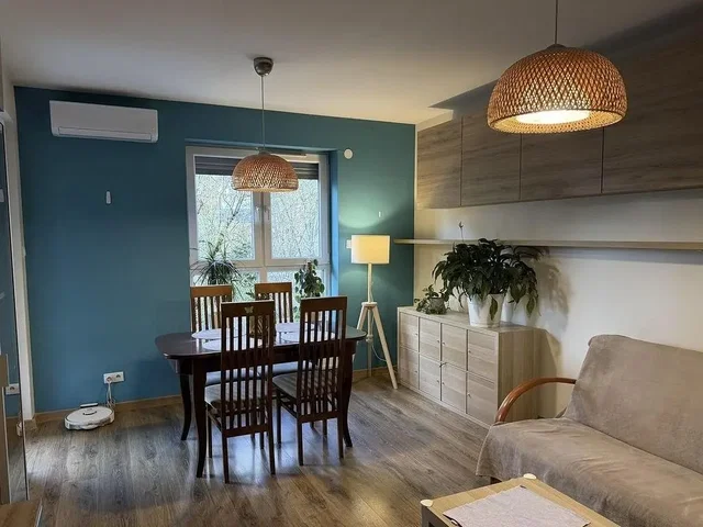 Oturma odası; ahşap zemin, doğal ışık, modern stil