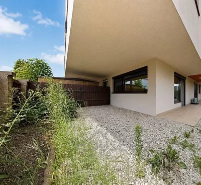 Maison et environs; lumière naturelle, nécessite rénovation