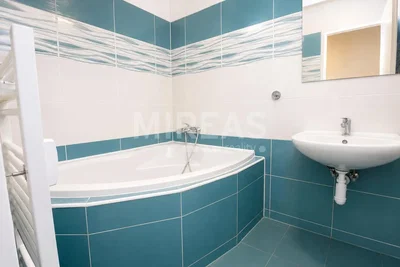 Banyo; fayans zemin, tadilatlı, doğal ışık