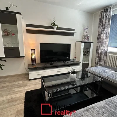 Obývací pokoj; dřevěná podlaha, přirozené světlo, moderní styl