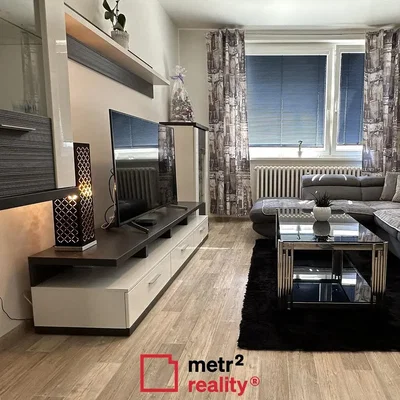 Obývací pokoj; dřevěná podlaha, moderní styl, přirozené světlo