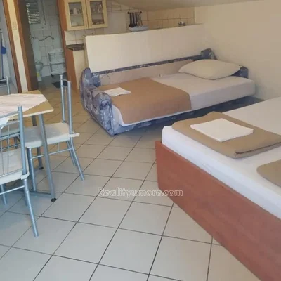 Quarto; chão de azulejo, precisa de renovação