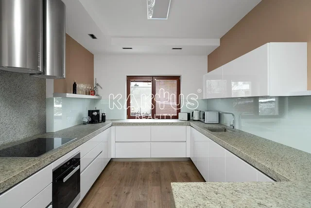 Küche; küchengeräte, holzboden, tageslicht, moderner stil