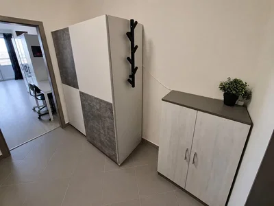 Vestiyer; fayans zemin, doğal ışık