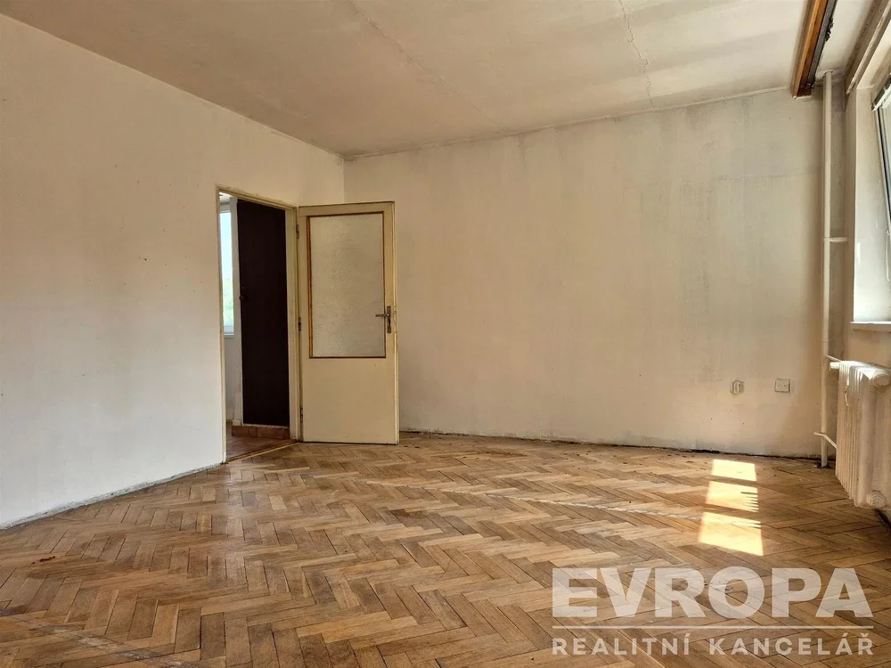 Ostalo; drveni pod, prirodno svjetlo, potrebna renovacija