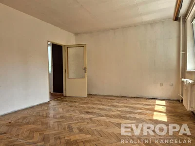 Ostalo; drveni pod, prirodno svjetlo, potrebna renovacija