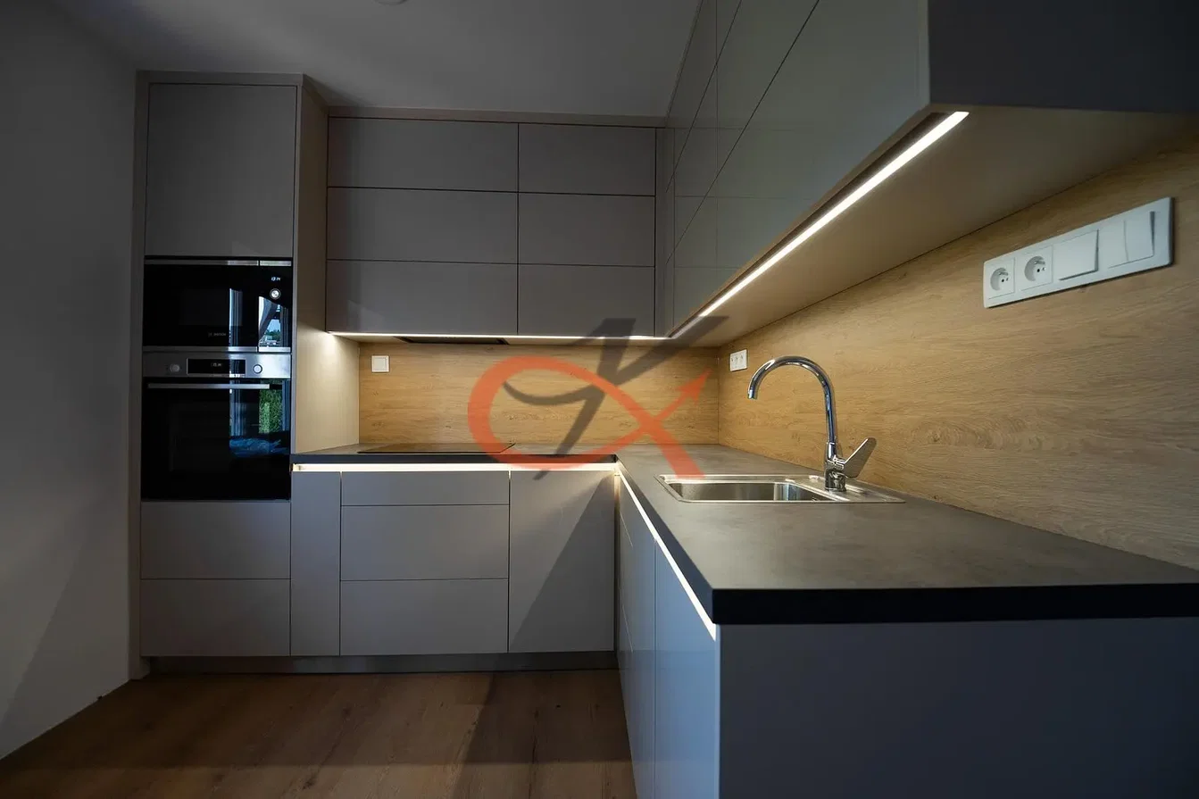Cuisine; électroménager, parquet, lumière naturelle