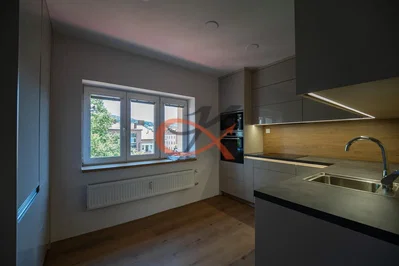 Cuisine; électroménager, parquet, lumière naturelle