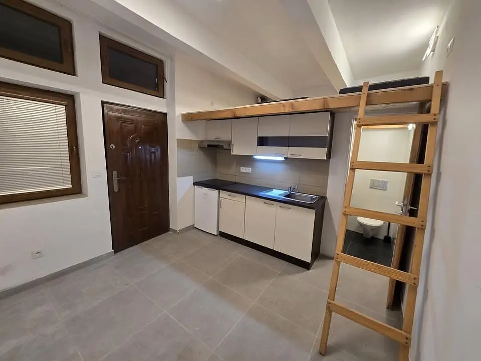 Mutfak; fayans zemin, mutfak aletleri