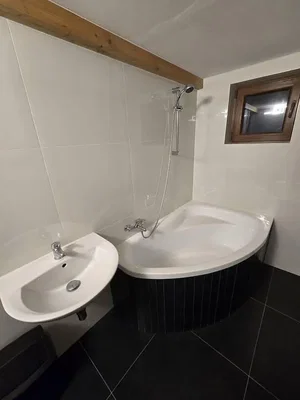 Banyo; fayans zemin, doğal ışık