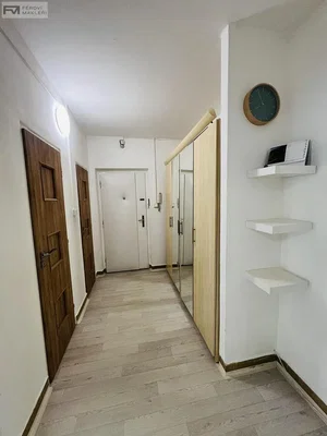 Garderobe; holzboden, tageslicht