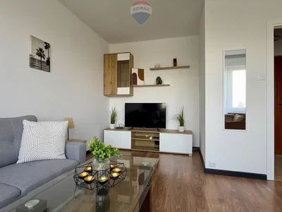Oturma odası; ahşap zemin, doğal ışık, modern stil
