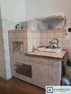 Κουζίνα; πλακάκια, ξύλινο πάτωμα, συσκευές κουζίνας