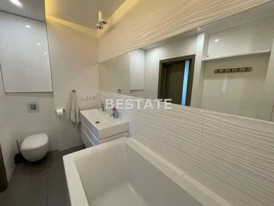 Banyo; fayans zemin, tadilatlı, doğal ışık